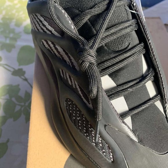 Yeezy 700 v3 main image 11